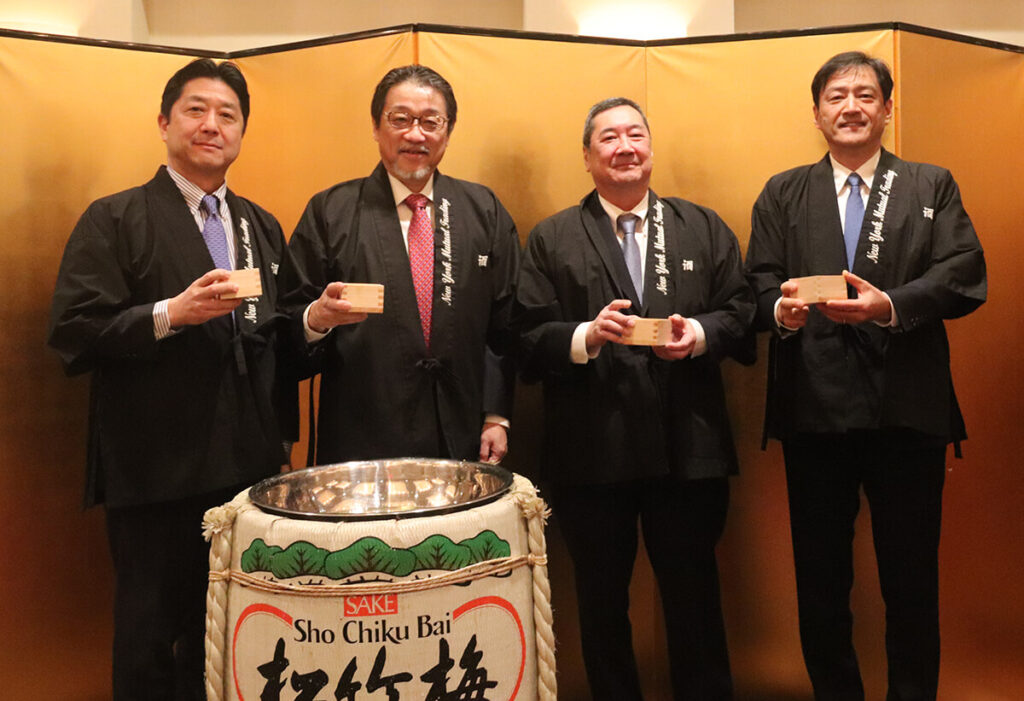 鏡開きを行なった(左から)上野日本クラブ会長、森大使、佐藤JAA会長、河手JCCI会頭